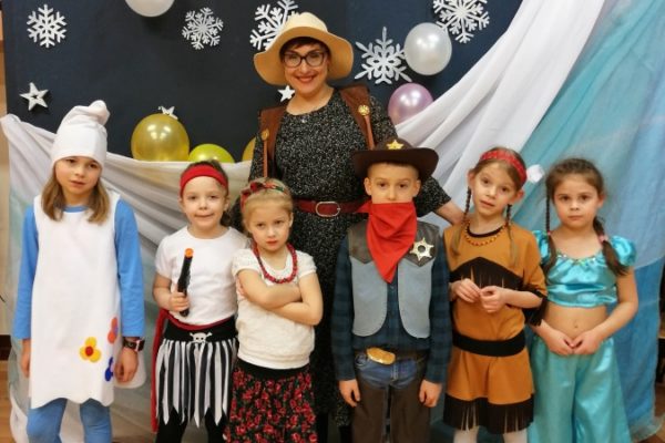 grupa dzieci w strojach karnawałowych z nauczycielką