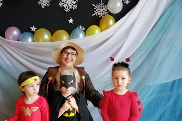 grupa dzieci w strojach karnawałowych