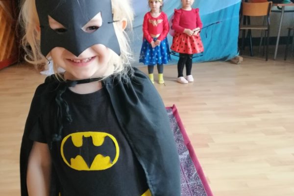 grupa dzieci w strojach karnawałowych, na pierwszym planie chłopiec w stroju batmana