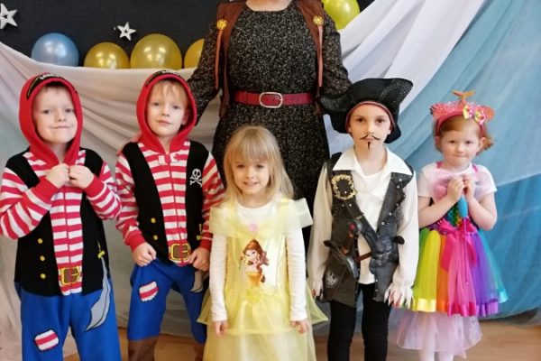 grupa dzieci w strojach karnawałowych z nauczycielką