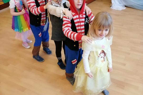 grupa dzieci w strojach karnawałowych