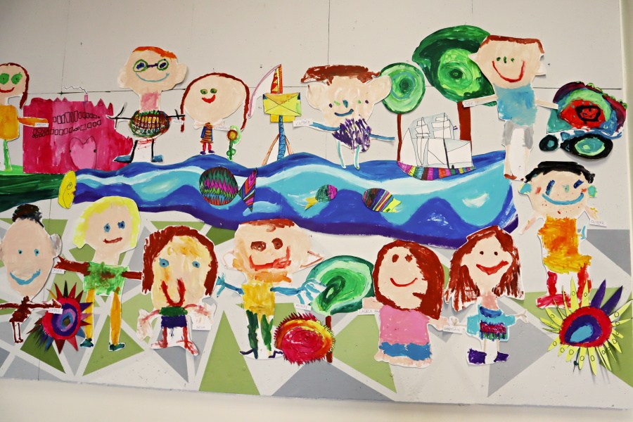autoportrety przedszkolaków - prace plastyczne na wystawie