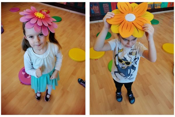 przedszkolaki z kwiatkami na głowach