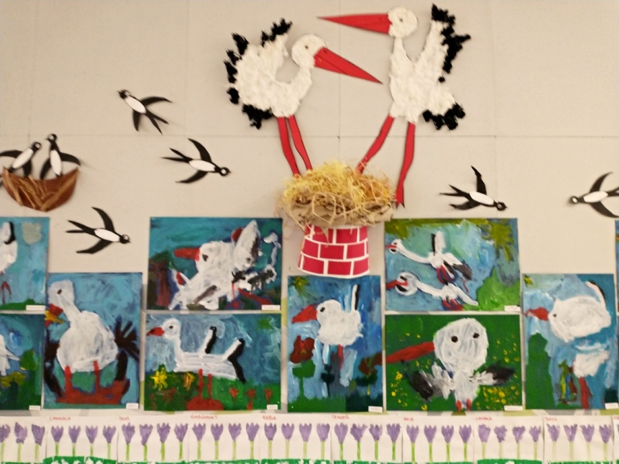 wystawa prac dzieci - portrety bocianów