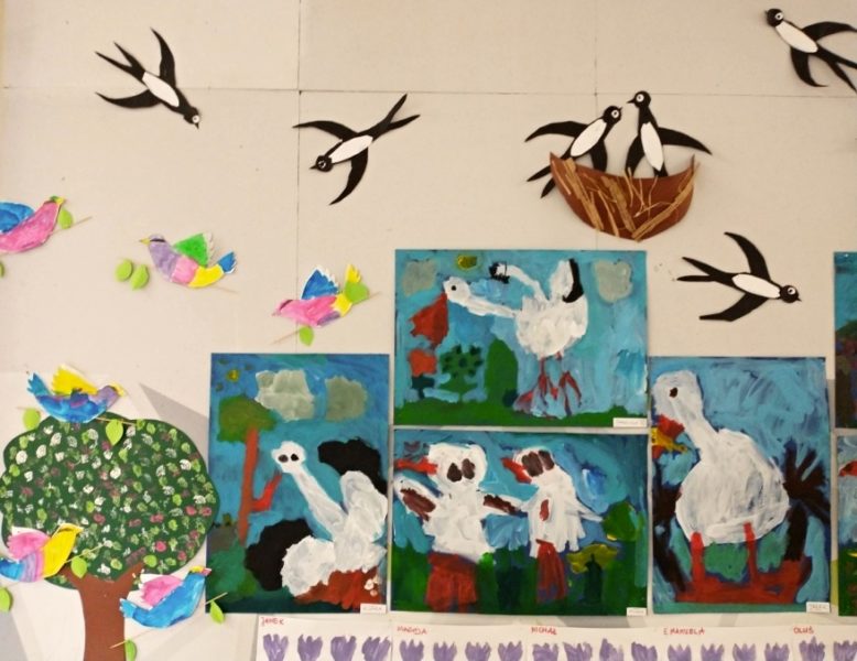 wystawa prac dzieci - portrety bocianów