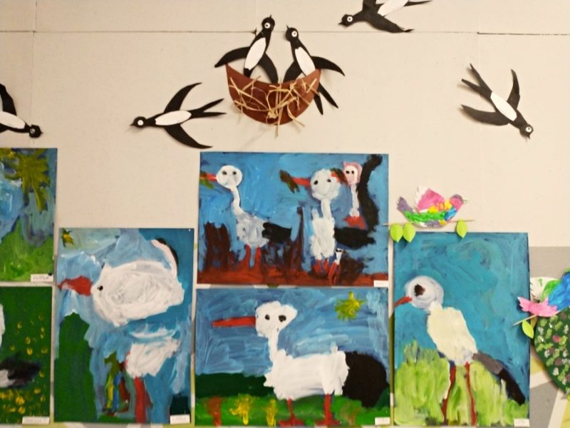wystawa prac dzieci - portrety bocianów