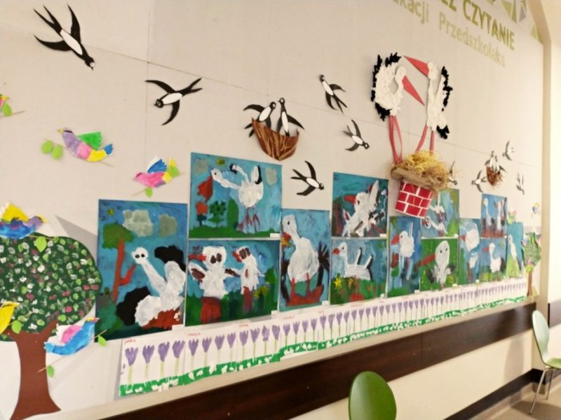 wystawa prac dzieci - portrety bocianów