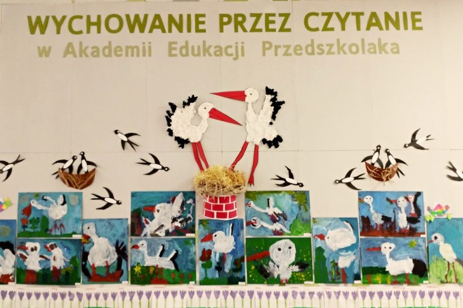 wystawa prac dzieci - portrety bocianów