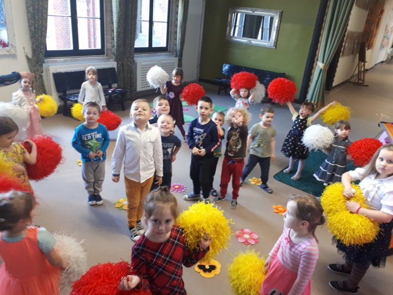 grupa przedszkolaków podczas zabawy