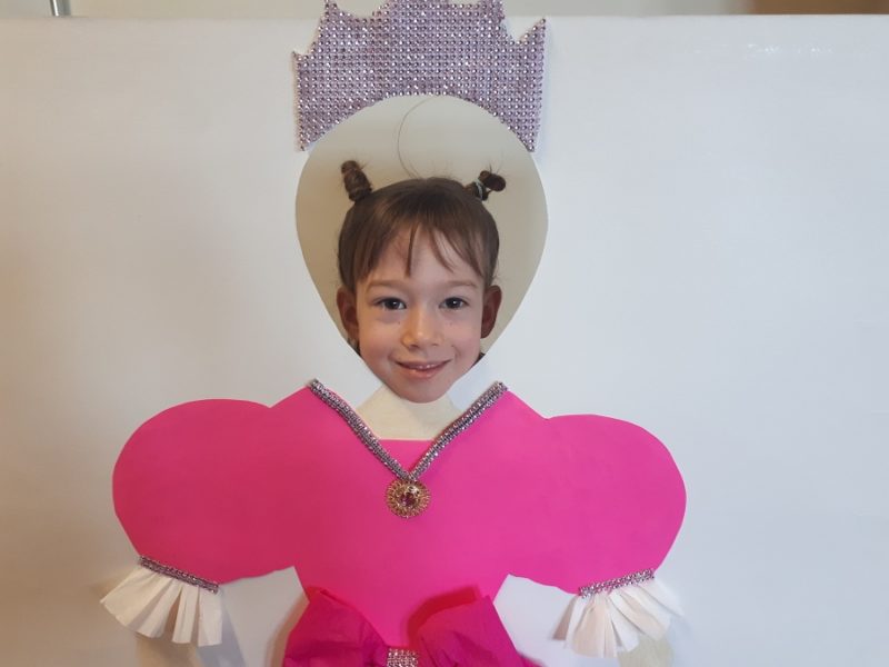 dziewczynka pozuje do zdjęcia w roli księżniczki