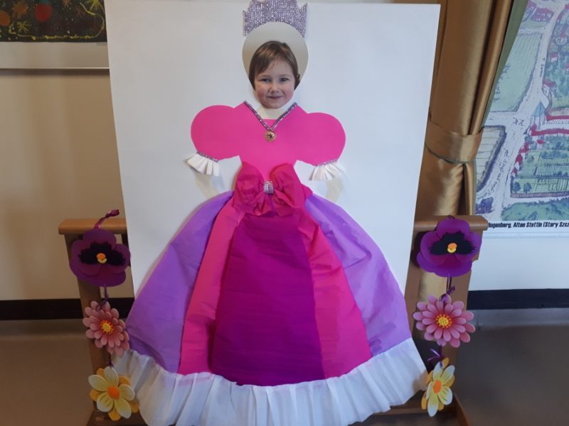 dziewczynka pozuje do zdjęcia w roli księżniczki