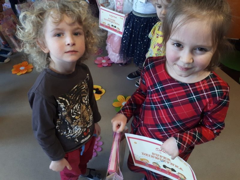 dziewczynka i chłopiec