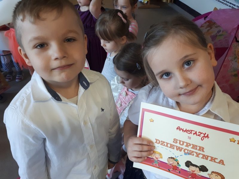 dziewczynka i chłopiec