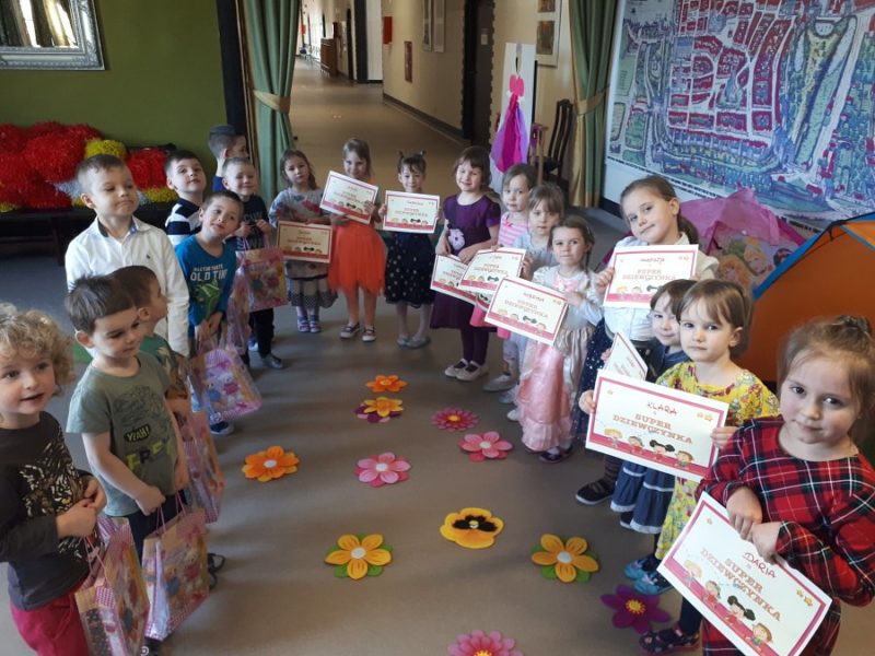 grupa przedszkolaków dziewczynki z dplomami w rękach