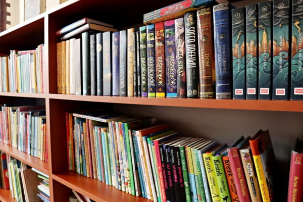 pólka z książkami