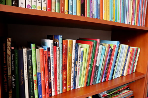 pólki z książkami