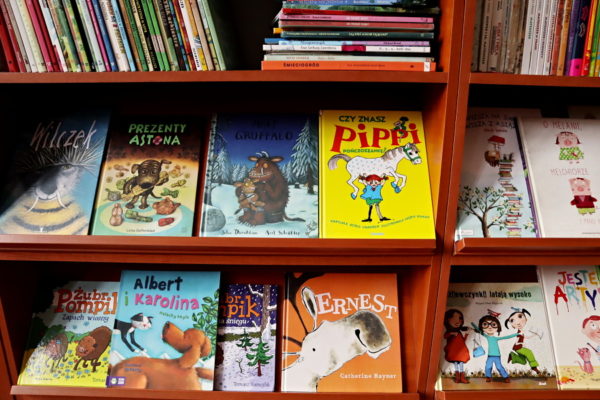 pólki z książkami