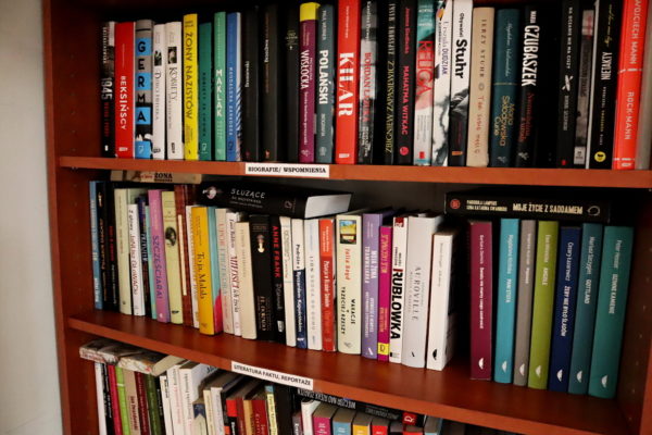pólki z książkami