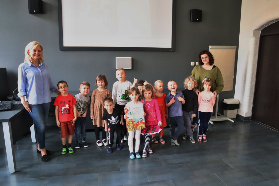 zdjęcie grupy przedszkolaków