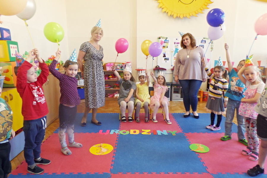 grupa przedszkolaków z nauczycielkami