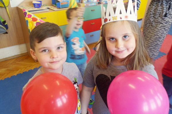 dwójka dzieci z balonami