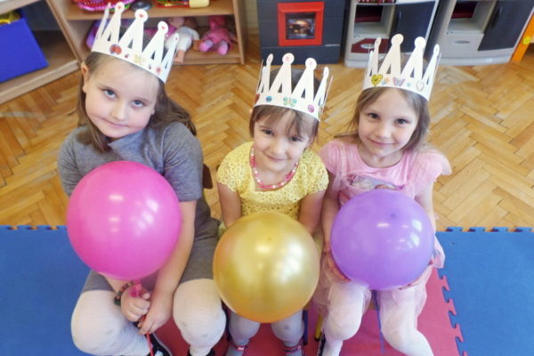 trójka dzieci z balonami