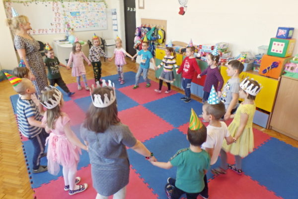 przedszkolaki bawiace się w kole
