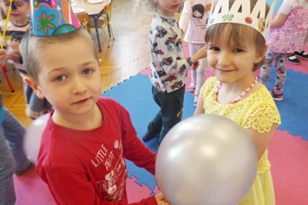 dwójka dzieci z balonami