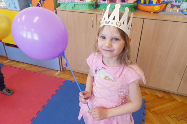 uśmiechnięta dziewczynka z balonem