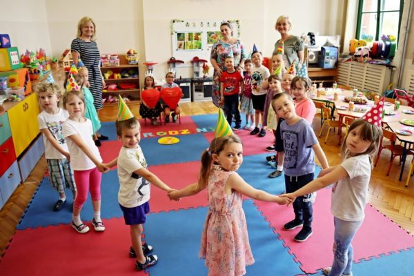 grupa przedszkolakó tańczy w kole
