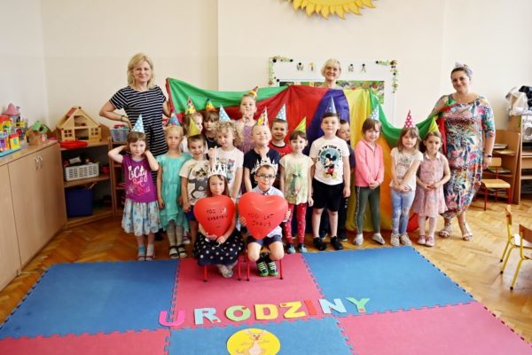 zdjęcie grupowe przedszkolaków