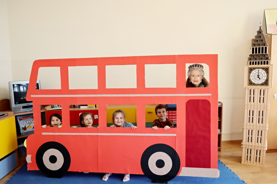 czerwony autobus i głowy przedszkolaków