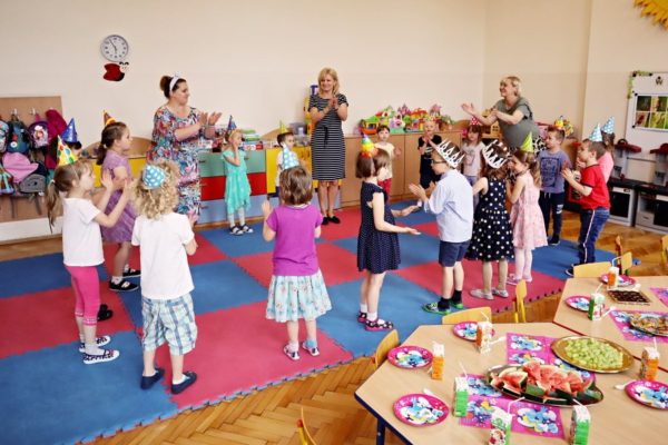grupa przedszkolaków tańczy