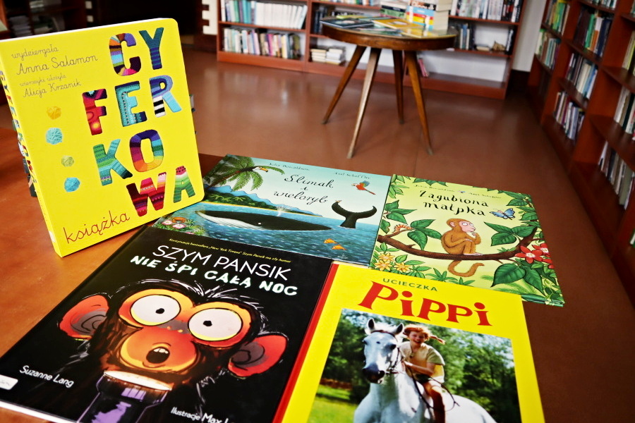 ekspozycja książek zakupionych do biblioteki