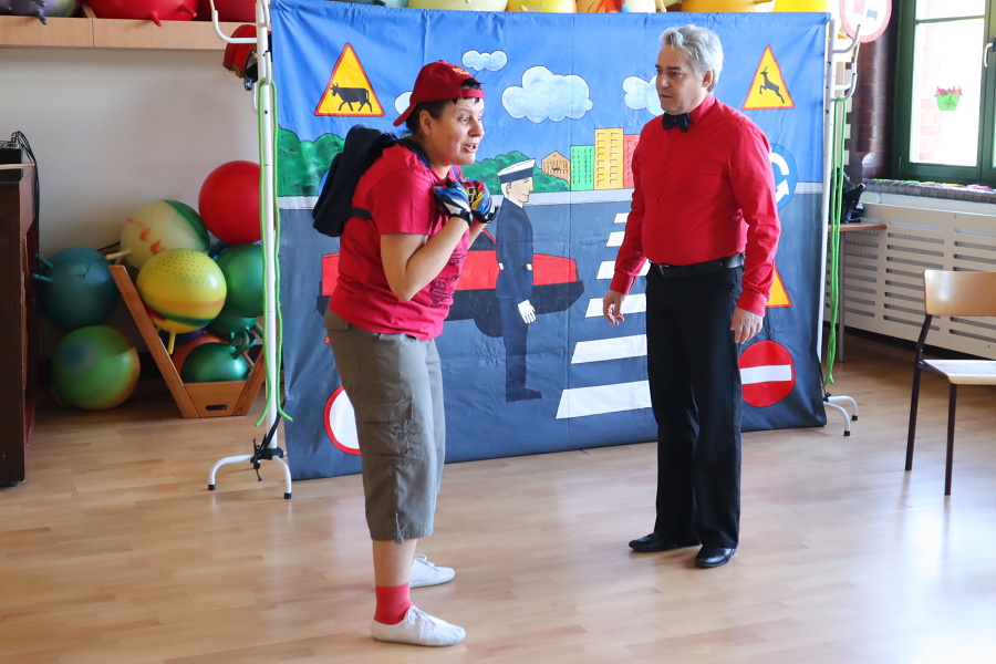 dwójka aktorów na tle kolorowej planszy