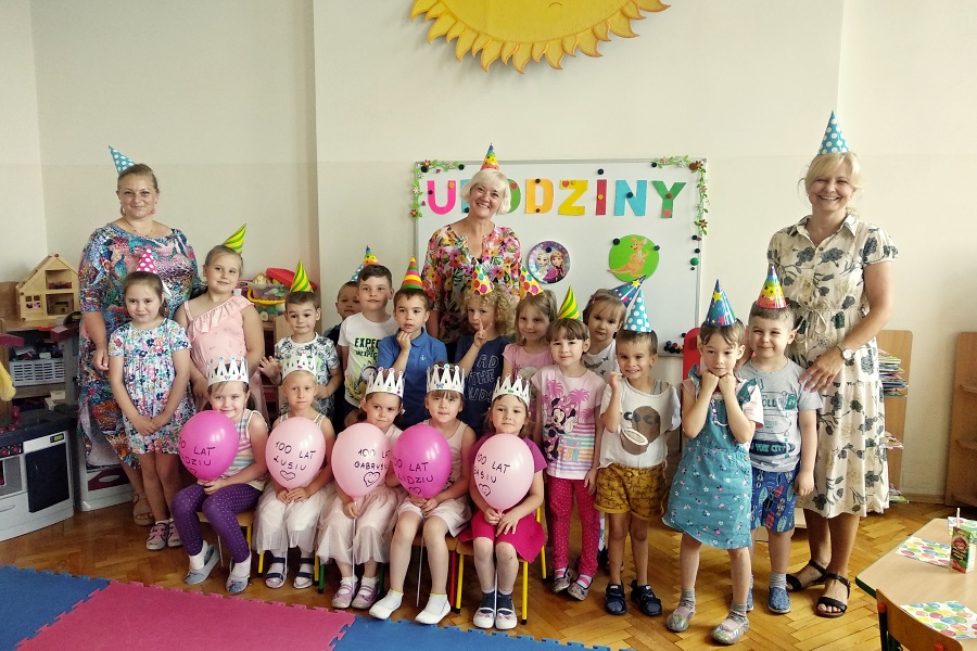 zdjęcie grupowe przedszkolaków
