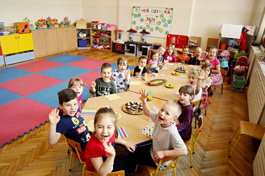 przedszkolaki przy stole podczas poczęstunku