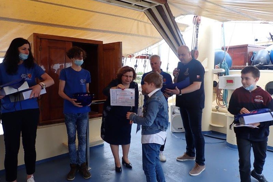 Pani Dyrektor wręcza nagrodę