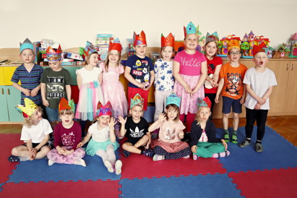 zdjęcie grupowe przedszkolaków