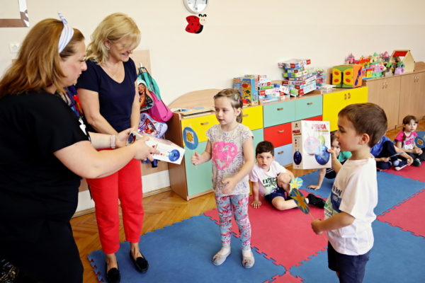 panie wręczają dzieciom prezenty