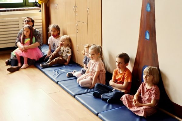 dzieci oglądające przedstawienie