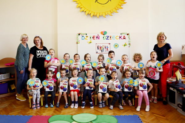 zdjęcie grupowe przedszkolaków