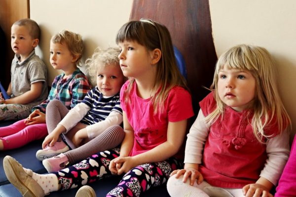 dzieci oglądające przedstawienie