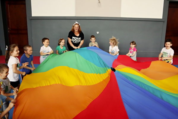 dzieci z chustą Klanza