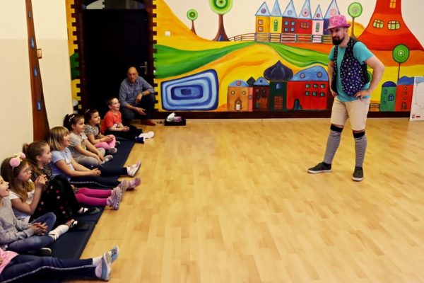 dzieci oglądające przedstawienie