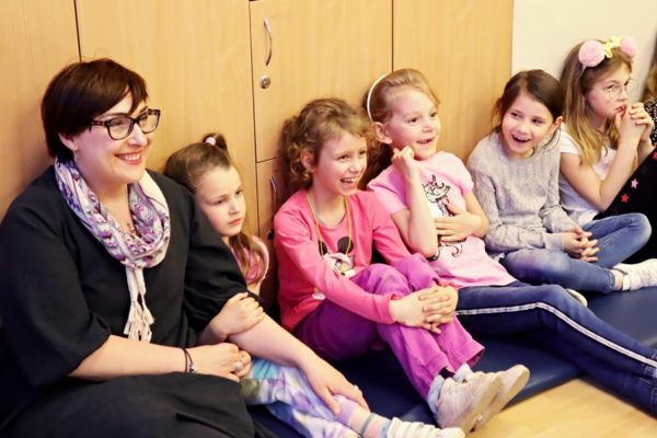 dzieci oglądające przedstawienie