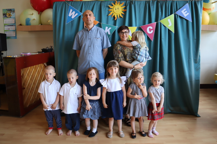 zdjecie grupowe dzieci z nauczycielami