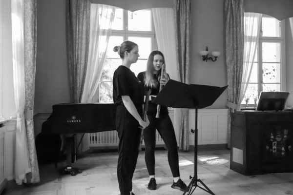 wokalistka i grająca na flecie dziewczyna