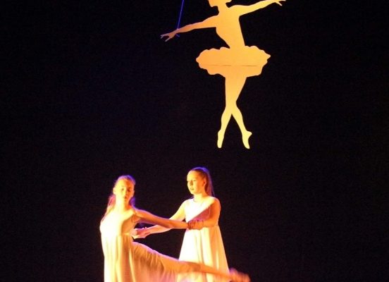 dwie tancerki na scenie