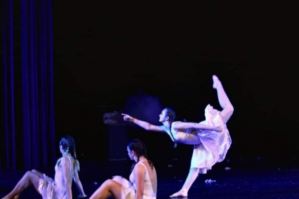 trzy tancerki na scenie